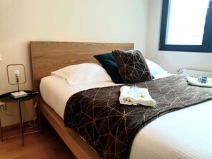 Luxury Διαμέρισμα, 2 Υπνοδωμάτια, Μπαλκόνι | 2 υπνοδωμάτια, γραφείο, χώρος εργασίας για λάπτοπ, σίδερο/σιδερώστρα 