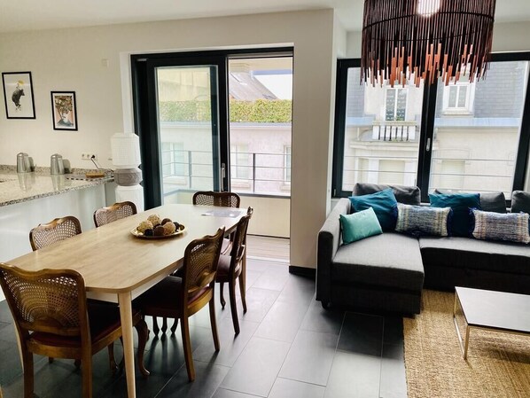 Luxury Διαμέρισμα, 2 Υπνοδωμάτια, Μπαλκόνι | Περιοχή καθιστικού | Τηλεόραση με επίπεδη οθόνη, Netflix, Υπηρεσίες streaming