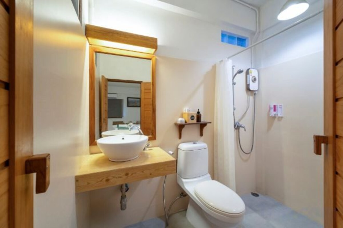 Bathroom | Shower, hair dryer, slippers, bidet