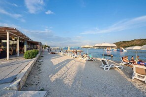 Beach - Apartment Damare in Trogir (Trogir)