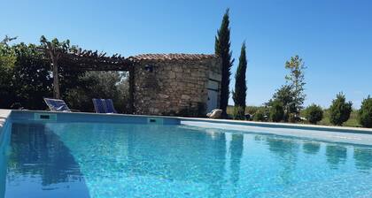 5mn from Uzes, air-conditioned gĂźte in the heart of the vineyards