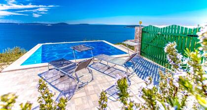 Pieni robinson-talo uima-altaalla