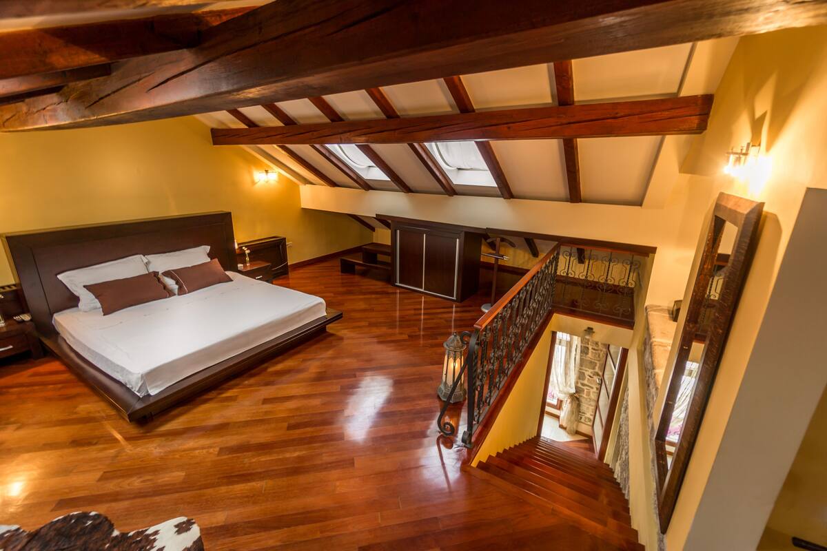 Deluxe Suite | Premium bedding, soundproofing, iron/ironing board (on request)