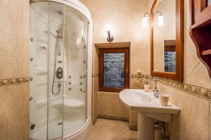 Chambre Double Confort | Salle de bain | SĂšche-cheveux, serviettes fournies, savon, papier toilette