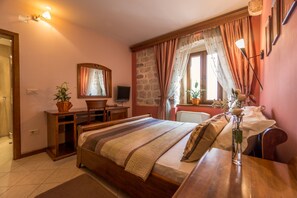 Habitación doble clásica | Ropa de cama de alta calidad y decoración personalizada 