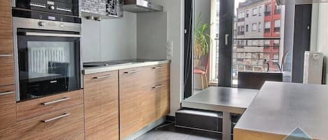 Luxury-Apartment, 2 Schlafzimmer, Terrasse | Eigene Küche | Großer Kühlschrank, Mikrowelle, Ofen, Herdplatte