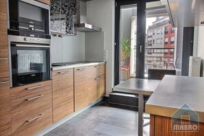Luxury-Apartment, 2 Schlafzimmer, Terrasse | Eigene Küche | Großer Kühlschrank, Mikrowelle, Ofen, Herdplatte