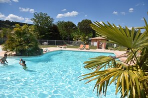 Seasonal outdoor pool, pool umbrellas, pool loungers - Camping La Nouzarede (Joyeuse)