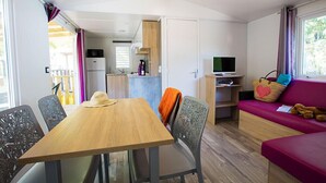 Lodge 32m2 | Living area - Camping La Nouzarede (Joyeuse)