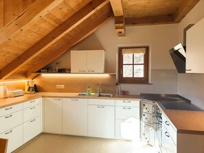 Kühlschrank, Ofen, Geschirrspüler, Wasserkocher mit Kaffee-/Teezubehör