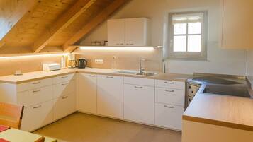 Kühlschrank, Ofen, Geschirrspüler, Wasserkocher mit Kaffee-/Teezubehör