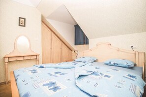 2 chambres, coffres-forts dans les chambres, fer et planche à repasser