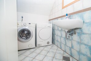 Shower, hair dryer, towels, soap - Apartments Tourist farm Matijovc (Podbrezje)