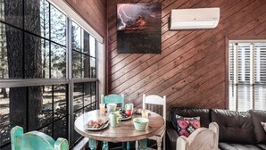 Mökki, useita sänkyjä, parveke, vuoristonäköala | Ulkoruokailutilat
