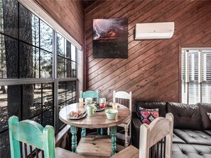 เคบิน, หลายเตียง, ระเบียง, วิวภูเขา | รับประทานอาหารกลางแจ้ง