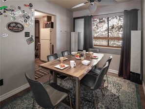小屋, 多張床, 熱水浴缸, 山景 | 私人廚房 | 電冰箱、微波爐、爐台、洗碗機