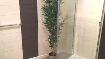 Luxury Apartment, 2 Bedrooms, Terrace | Bathroom | Shower, towels, soap, shampoo