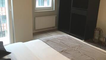 Apartemen Mewah, 2 kamar tidur, teras | 2 kamar tidur, ruang kerja ramah laptop, dan setrika/meja setrika