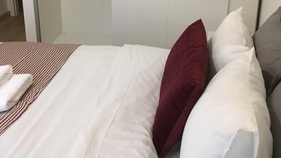 Modern 3 Beds In Convenient Location - Parking