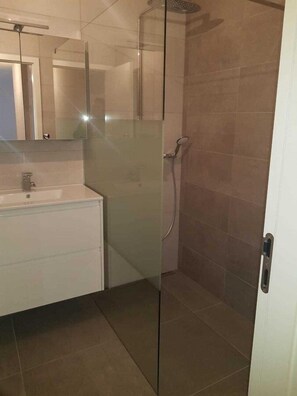 Luxury-Apartment, 2 Schlafzimmer, Küche | Badezimmer | Dusche, Handtücher