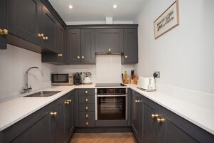 Refrigerador, microondas, horno, cafetera/tetera