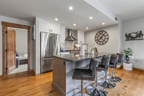 冷蔵庫、電子レンジ、オーブン、コンロ