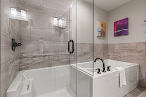 Shower - 3F 1600sf Corner 3BR/2BA in heart of Canmore (Canmore)