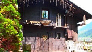 A rustic wooden building with a balcony, a heart-shaped decoration, and a window. - An Authentic Chalet near the cable car in Saint-gervais-les-bains (Saint-Gervais-Les-Bains)
