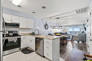 Refrigerador, microondas, horno y parrilla de estufa