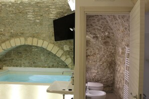 Suite, Private Pool (Suite del camino) | Bathroom | Combined shower/tub, jetted tub, rainfall showerhead, hair dryer - Il Trappeto (Vieste)