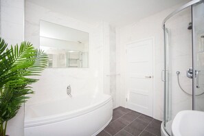 Apartment, Private Bathroom (TCH) | Bathroom | Towels