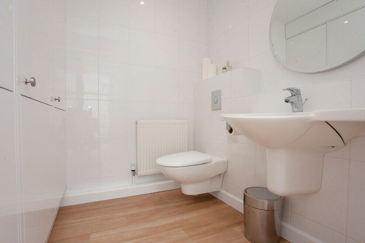 Ein modernes Badezimmer mit Toilette, Waschbecken und Dusche.