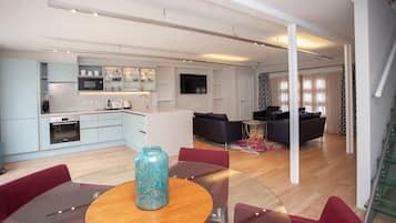 Apartment, Private Bathroom (TCH) | Shared kitchen | Coffee/tea maker, electric kettle, toaster, cookware/dishes/utensils