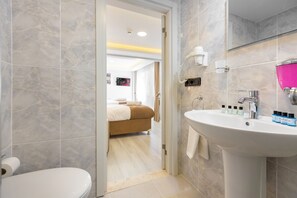 Suite monolocale Junior, letti multipli, non fumatori, vista mare | Bagno | Doccia, asciugacapelli, pantofole, asciugamani
