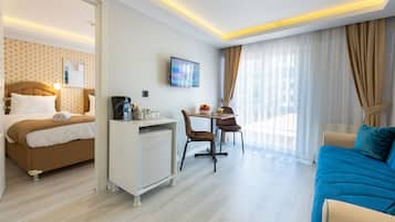 Superior-Suite | Hochwertige Bettwaren, Minibar, Zimmersafe, individuell dekoriert