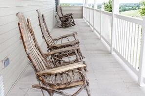 Balcony - Hillside Inn (Millersburg)