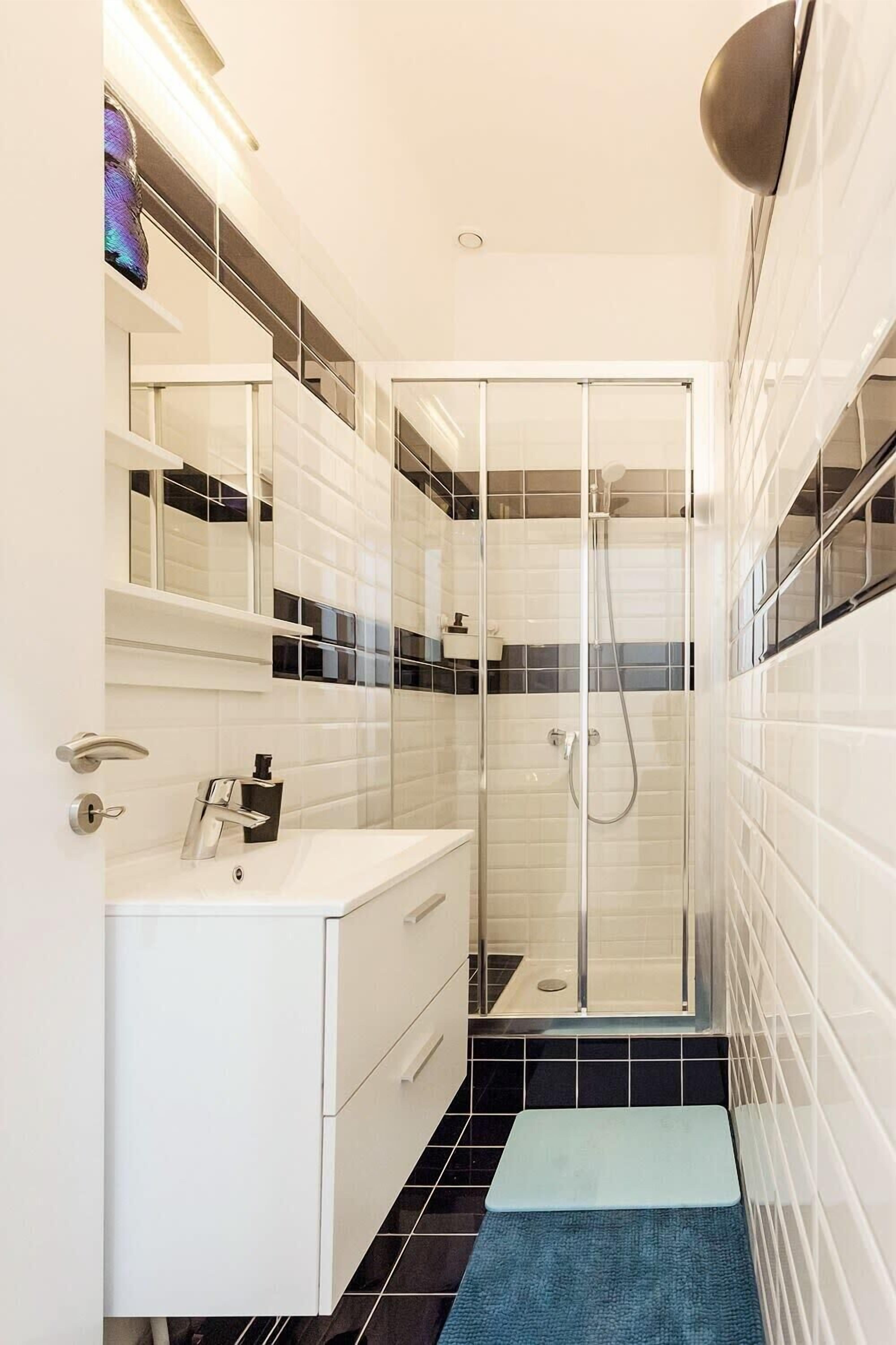 Een douche, een haardroger, handdoeken