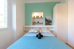 3 slaapkamers, een strijkplank/strijkijzer, reisbedje, wifi