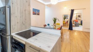 Una cocina moderna con estufa integrada, refrigerador y microondas.
