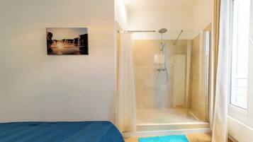 3 habitaciones, tabla de planchar con plancha, cuna de viaje y wifi