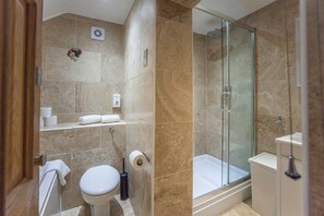 Apartment, eigenes Bad, Stadtblick (BSM) | Badezimmer | Dusche, Haartrockner, Handtücher, Seife