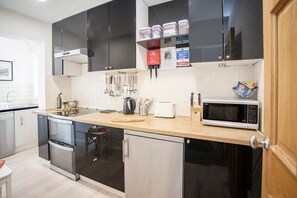 Apartment, eigenes Bad, Stadtblick (BSM) | Gemeinschaftsküche | Wasserkocher mit Kaffee-/Teezubehör, Wasserkocher