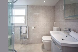 Apartment, eigenes Bad, Stadtblick (BSM) | Badezimmer | Dusche, Haartrockner, Handtücher, Seife