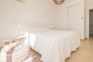 Comfort Double Room | Egyptian cotton sheets, premium bedding, in-room safe, blackout curtains - Casa Eleonora Lifestyle B&B Lagos (Lagos)