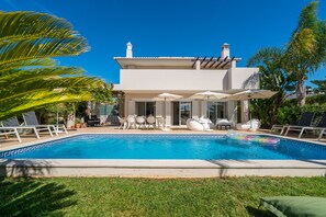 Seasonal outdoor pool, pool umbrellas, pool loungers - Casa Eleonora Lifestyle B&B Lagos (Lagos)