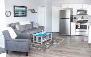 TV - Gulf Views Across The Street From Beach Access (Madeira Beach)