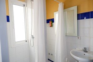 Shower - San Isidoro Hostel Sevilla (Seville)