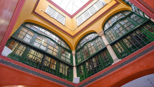 A multi-level atrium with arched windows and a skylight. - San Isidoro Hostel Sevilla (Seville)