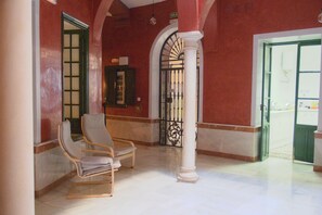 Lobby sitting area - San Isidoro Hostel Sevilla (Seville)