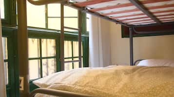 Chambre Double, salle de bains commune (Bunk bed) | Wi-Fi gratuit, draps fournis